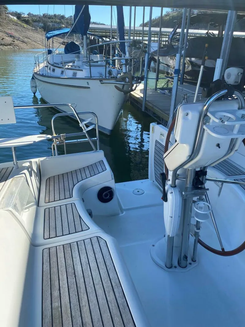 Slide: The Image of Cockpit  Cockpit seat raises to allow easy access to swim platform - 4130367