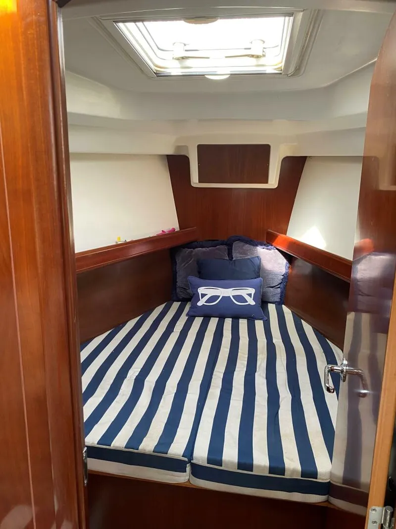 Slide: The Image of V-Berth  with 2 large lockers on port and starboard - 4130384