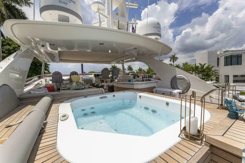 Slide: The Image of 2012 Princess 104 - Flybridge hottub - 4133528