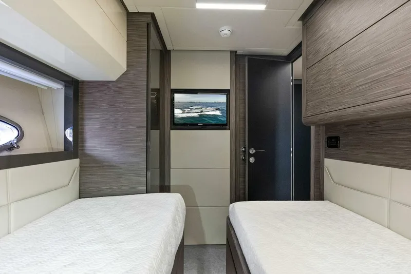 Slide: The Image of Pershing Express Cruiser 2017 - 4147767