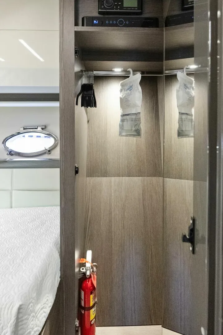 Slide: The Image of Pershing Express Cruiser 2017 - 4147768