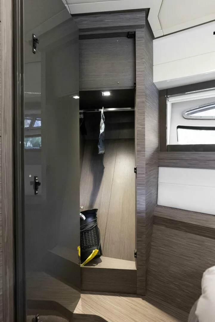 Slide: The Image of Pershing Express Cruiser 2017 - 4147773