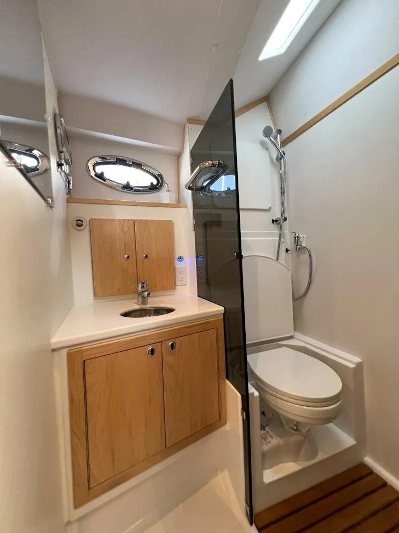 Slide: The Image of True North 39 Outboard Express 2026 - 4683175