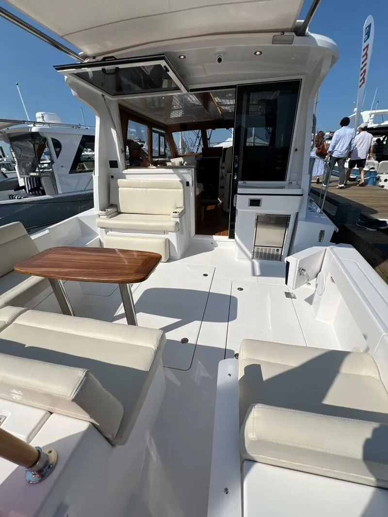 Slide: The Image of True North 39 Outboard Express 2026 - 4683176