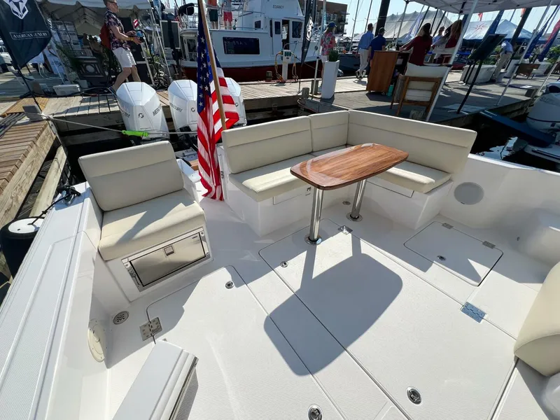 Slide: The Image of True North 39 Outboard Express 2026 - 4683178