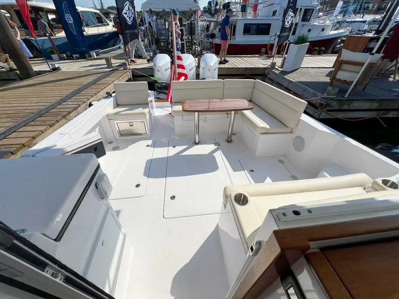 Slide: The Image of True North 39 Outboard Express 2026 - 4683179