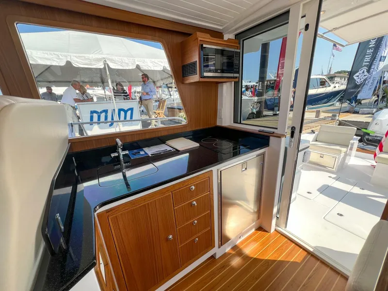 Slide: The Image of True North 39 Outboard Express 2026 - 4683168