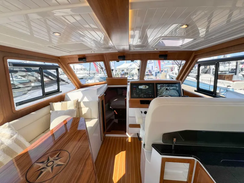 Slide: The Image of True North 39 Outboard Express 2026 - 4683169