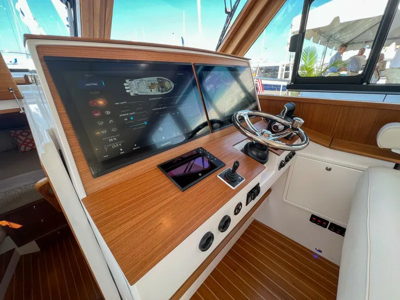 Slide: The Image of True North 39 Outboard Express 2026 - 4683171