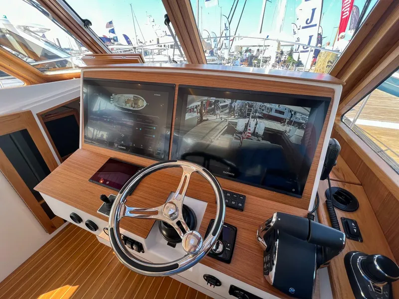 Slide: The Image of True North 39 Outboard Express 2026 - 4683172