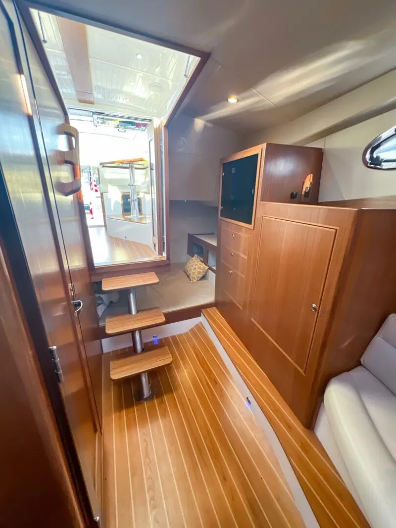 Slide: The Image of True North 39 Outboard Express 2026 - 4683173