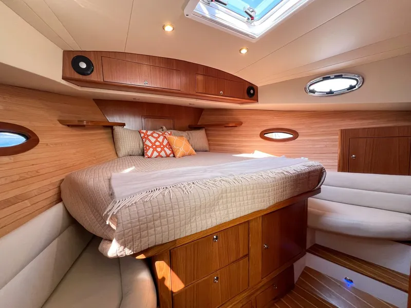 Slide: The Image of True North 39 Outboard Express 2026 - 4683174