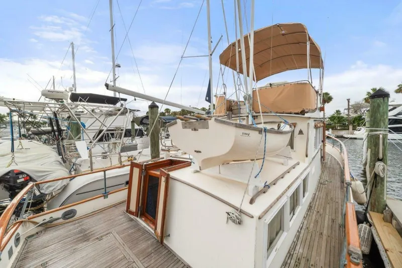 Slide: The Image of Grand Banks 36 Classic Destiny - Deck 1982 Grand Banks Classic Destiny - 4185262