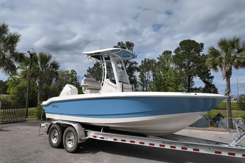 Slide: The Image of Boston Whaler 220 Dauntless 2025 - 3