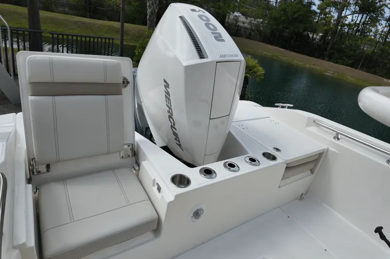 Slide: The Image of Boston Whaler 220 Dauntless 2025 - 10