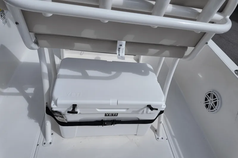 Slide: The Image of Boston Whaler 220 Dauntless 2025 - 11