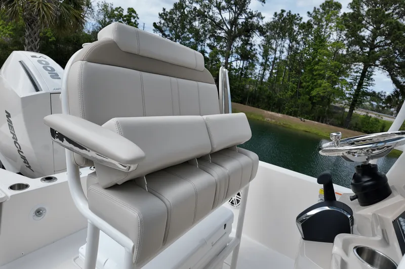 Slide: The Image of Boston Whaler 220 Dauntless 2025 - 14
