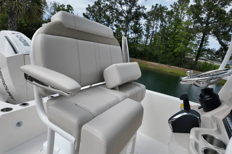 Slide: The Image of Boston Whaler 220 Dauntless 2025 - 15