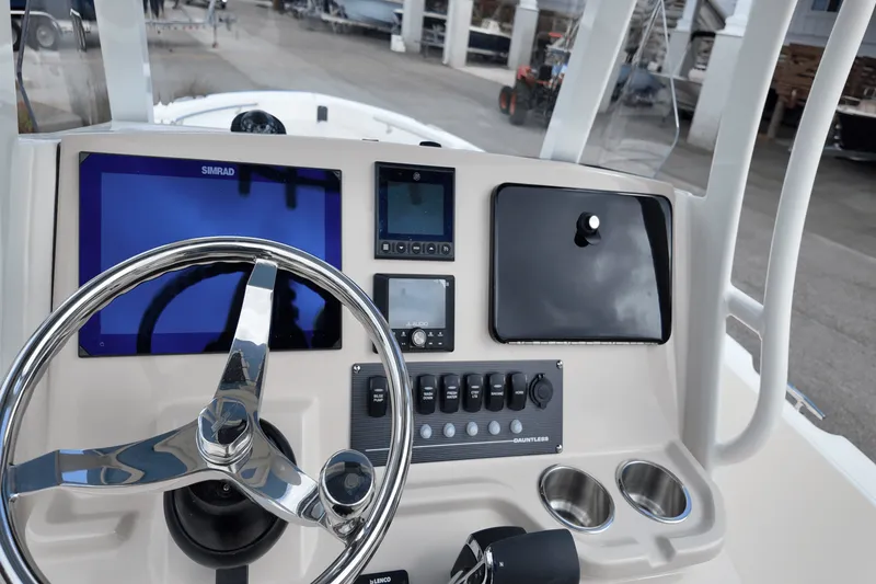 Slide: The Image of Boston Whaler 220 Dauntless 2025 - 17