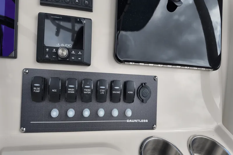 Slide: The Image of Boston Whaler 220 Dauntless 2025 - 19