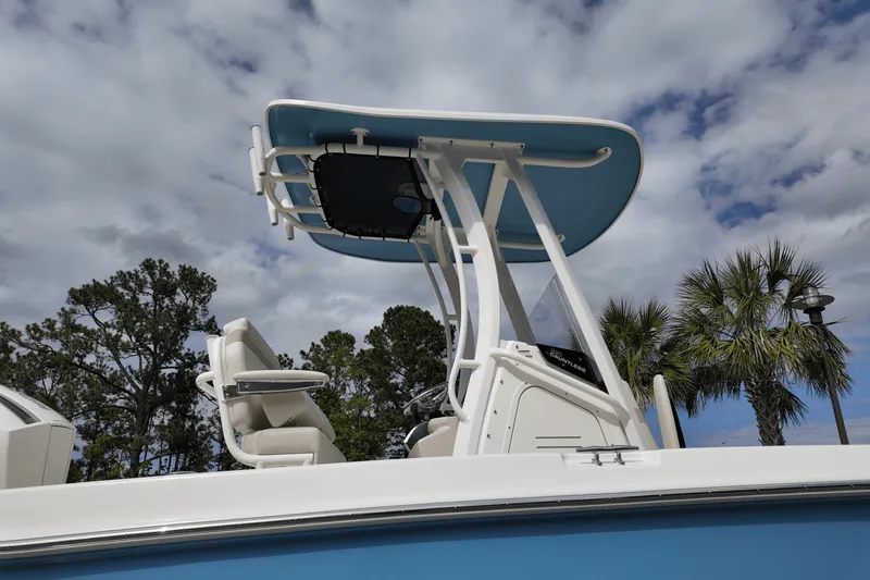 Slide: The Image of Boston Whaler 220 Dauntless 2025 - 2