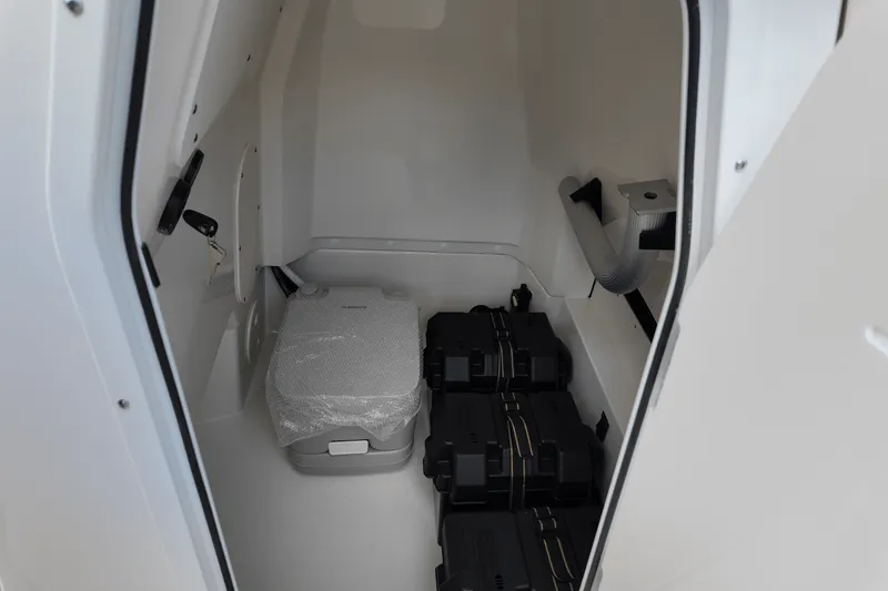 Slide: The Image of Boston Whaler 220 Dauntless 2025 - 22