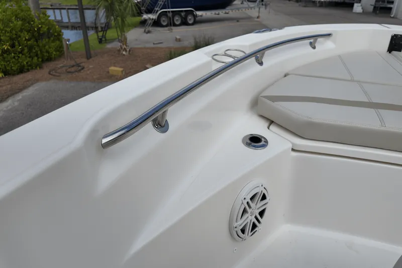 Slide: The Image of Boston Whaler 220 Dauntless 2025 - 23