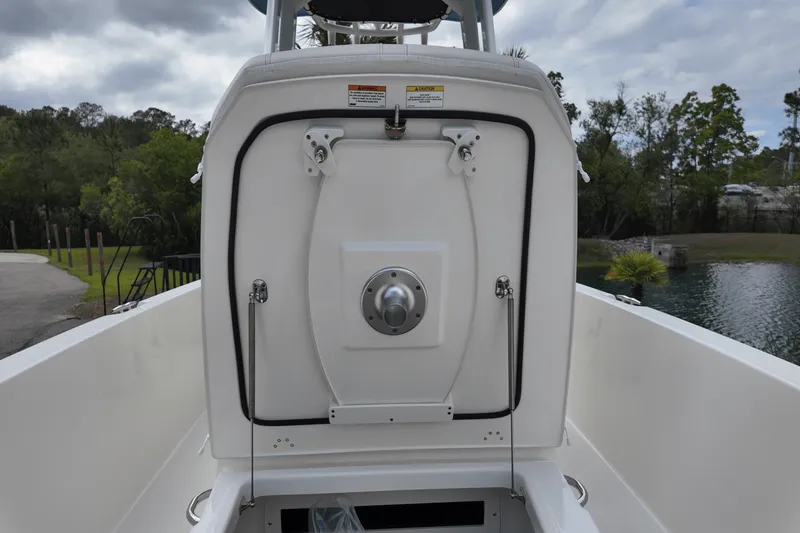 Slide: The Image of Boston Whaler 220 Dauntless 2025 - 27