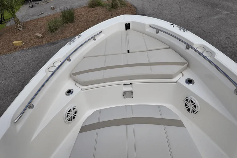 Slide: The Image of Boston Whaler 220 Dauntless 2025 - 28