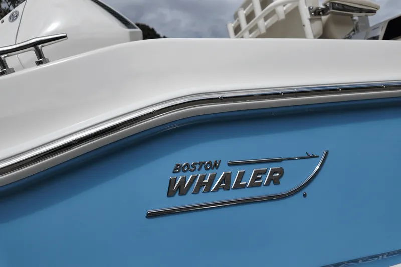 Slide: The Image of Boston Whaler 220 Dauntless 2025 - 5