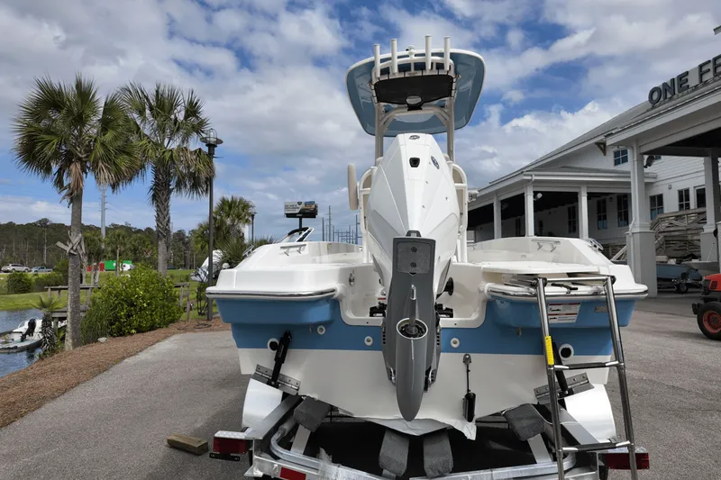 Slide: The Image of Boston Whaler 220 Dauntless 2025 - 6