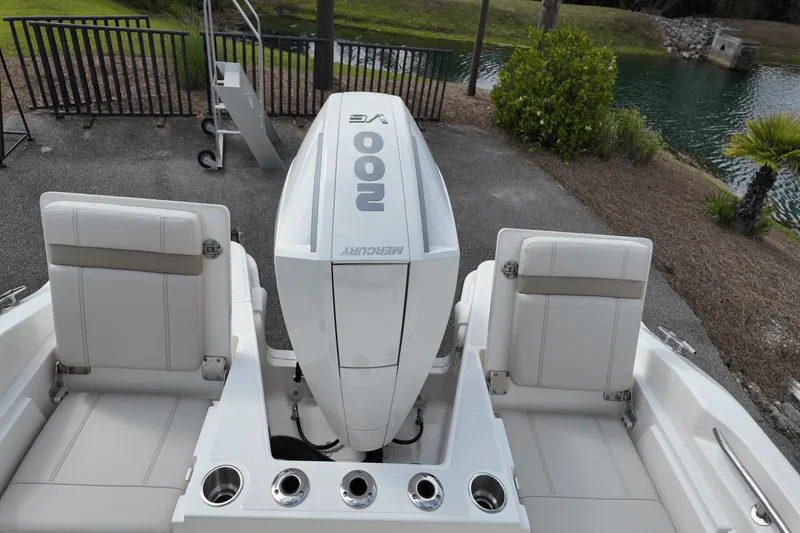 Slide: The Image of Boston Whaler 220 Dauntless 2025 - 8