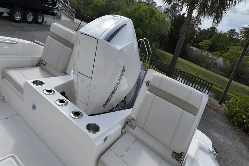 Slide: The Image of Boston Whaler 220 Dauntless 2025 - 9