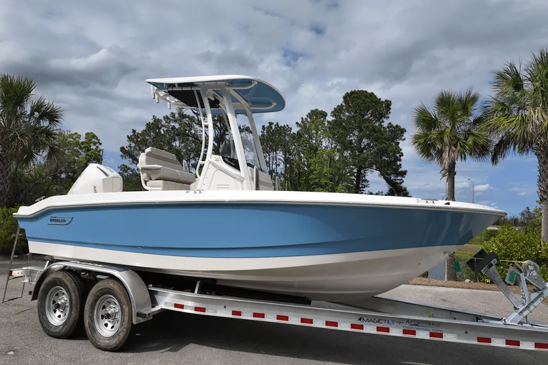 The Image of Boston Whaler 220 Dauntless 2025 - 0