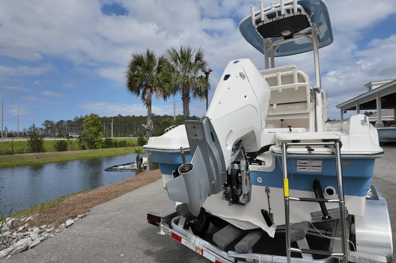 Slide: The Image of Boston Whaler 220 Dauntless 2025 - 7