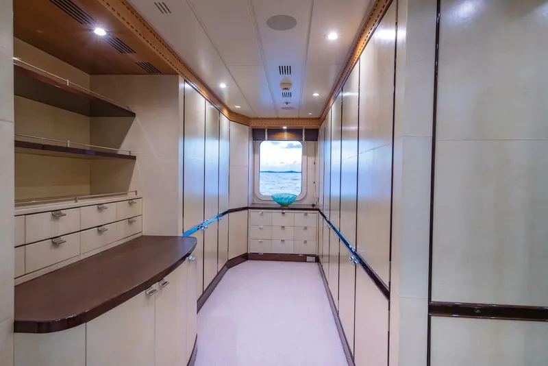 Slide: The Image of Amels 170 2004 - 4214275