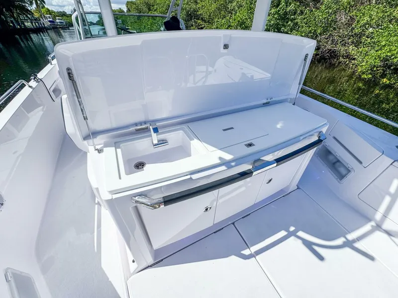 Slide: The Image of Axopar 37 Sun Top 2024 - 5814780