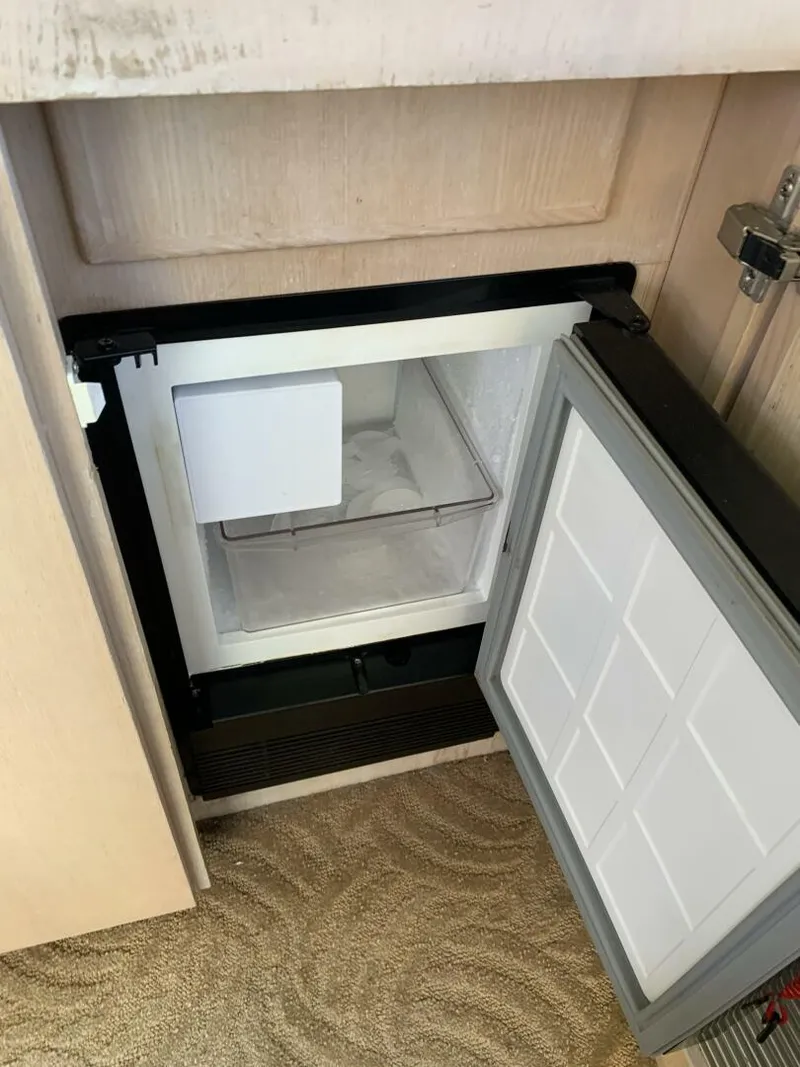 Slide: The Image of Hatteras Motor Yacht DC 1991 - 4213026