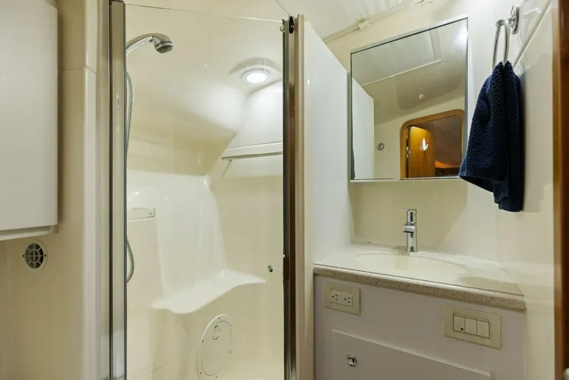 Slide: The Image of 2007 42 Tiara Yachts Open - Kid Pasta - Master Head - 4223459