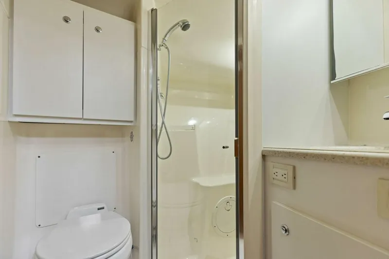 Slide: The Image of 2007 42 Tiara Yachts Open - Kid Pasta - Master Head - 4223460