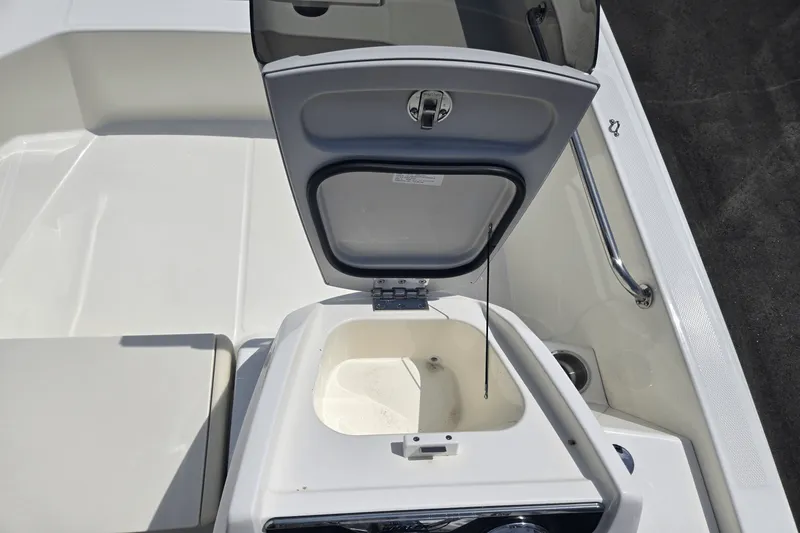 Slide: The Image of Boston Whaler 160 Super Sport 2025 - 4