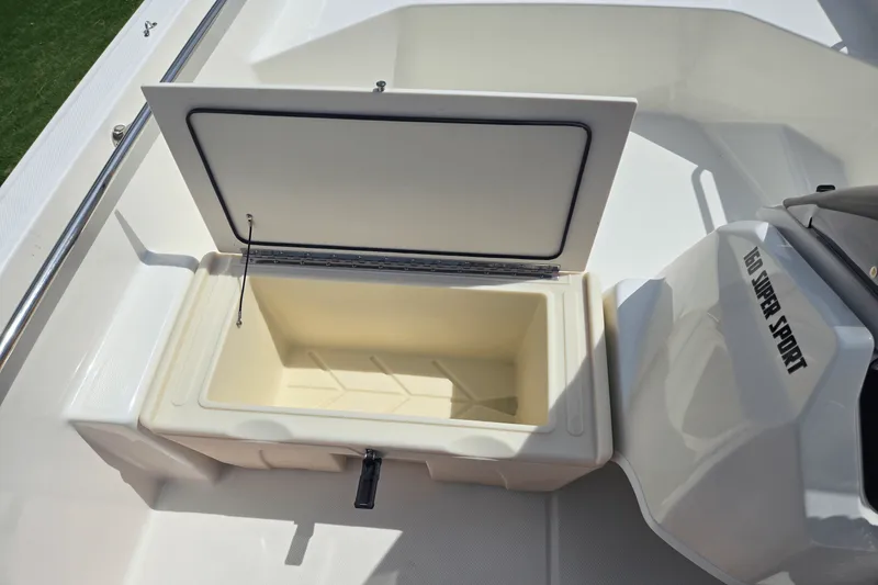 Slide: The Image of Boston Whaler 160 Super Sport 2025 - 6