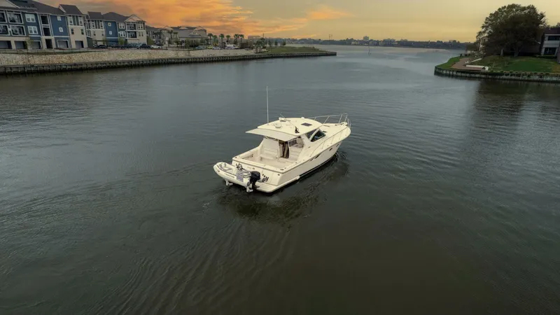 Slide: The Image of 2004 Tiara 3800 Express Sweet & Salty - 4244835