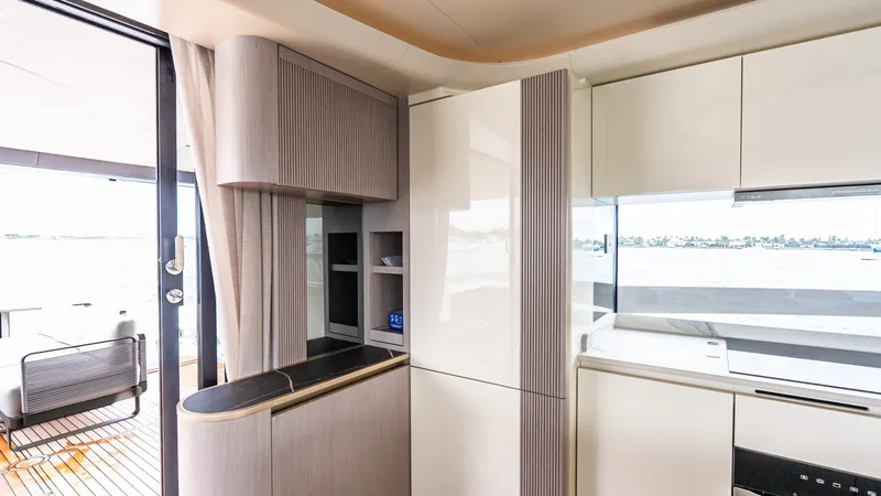 Slide: The Image of Absolute Navetta 70 2027 - 6006469