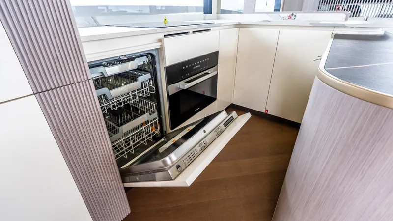 Slide: The Image of Absolute Navetta 70 2027 - 6006468