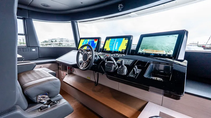 Slide: The Image of Absolute Navetta 70 2027 - 6006470