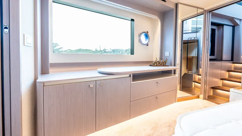Slide: The Image of Absolute Navetta 70 2027 - 6006440