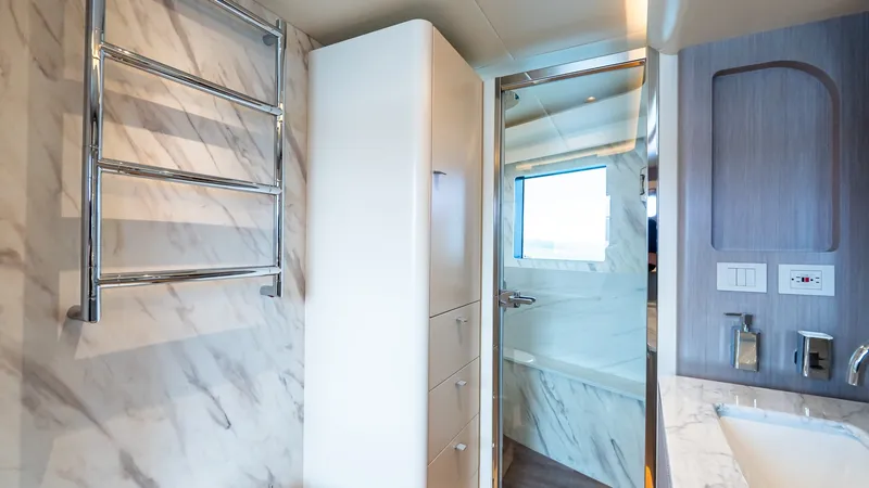 Slide: The Image of Absolute Navetta 70 2027 - 6006444