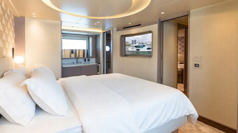 Slide: The Image of Absolute Navetta 70 2027 - 6006409