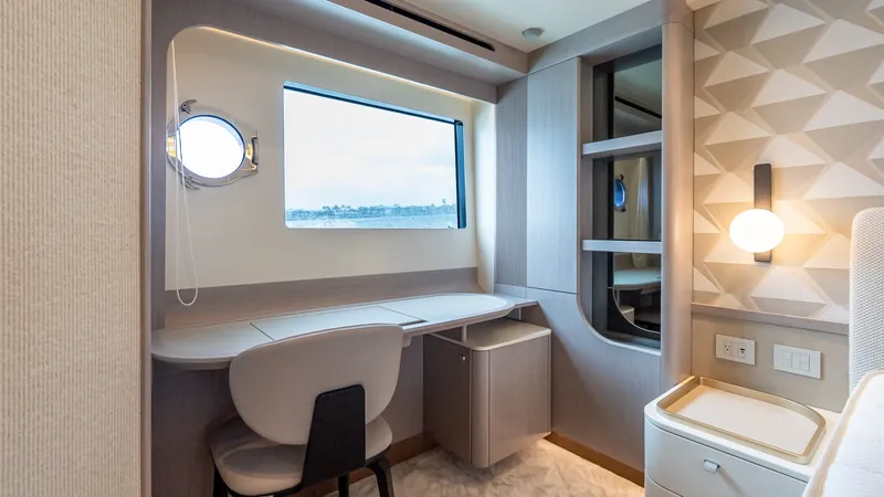Slide: The Image of Absolute Navetta 70 2027 - 6006453